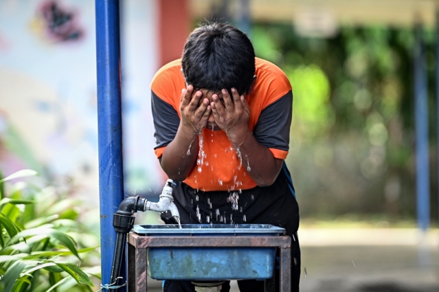 Nắng nóng, Malaysia yêu cầu trường học dừng toàn bộ hoạt động ngoài trời - Ảnh 1.