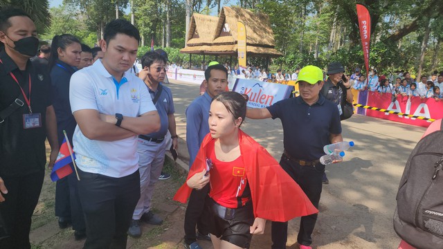 Cảm phục cô gái nhỏ mà có 'võ' của marathon Việt Nam - Ảnh 1.