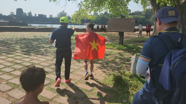 Cảm phục cô gái nhỏ mà có 'võ' của marathon Việt Nam - Ảnh 3.