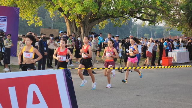 Cảm phục cô gái nhỏ mà có 'võ' của marathon Việt Nam - Ảnh 2.