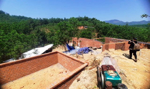 Tháo dỡ hàng chục công trình xây dựng trái phép đón đầu dự án chờ đền bù - Ảnh 1.