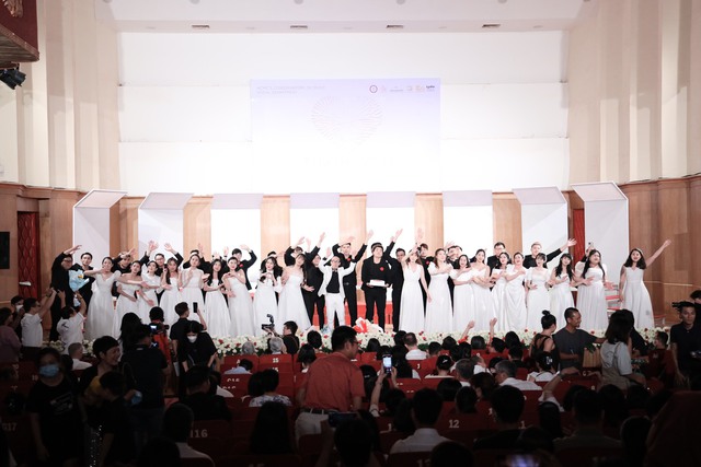 Dàn Hợp xướng Sài Gòn – Saigon Choir thăng hoa với 'Đêm nhạc đặc biệt Thank you' - Ảnh 1.