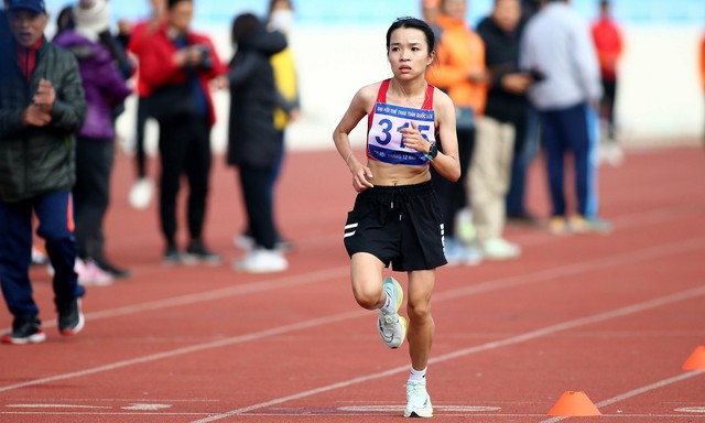 Gen Z 'thấp bé nhẹ cân' dành huy chương bạc marathon SEA Games 32 - Ảnh 2.