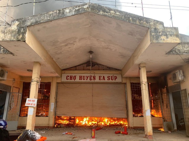 Đắk Lắk: Cháy lớn tại chợ huyện Ea Súp, nhiều tiểu thương bị thiêu sạch tài sản  - Ảnh 1.