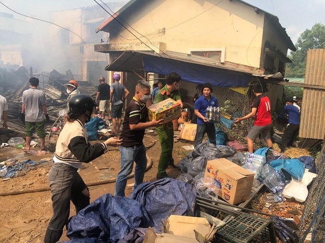 Hàng trăm ki ốt, quầy sạp hàng thiệt hại trong vụ cháy chợ huyện vùng sâu - Ảnh 2.