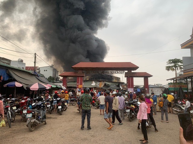 Hàng trăm ki ốt, quầy sạp hàng thiệt hại trong vụ cháy chợ huyện vùng sâu - Ảnh 1.