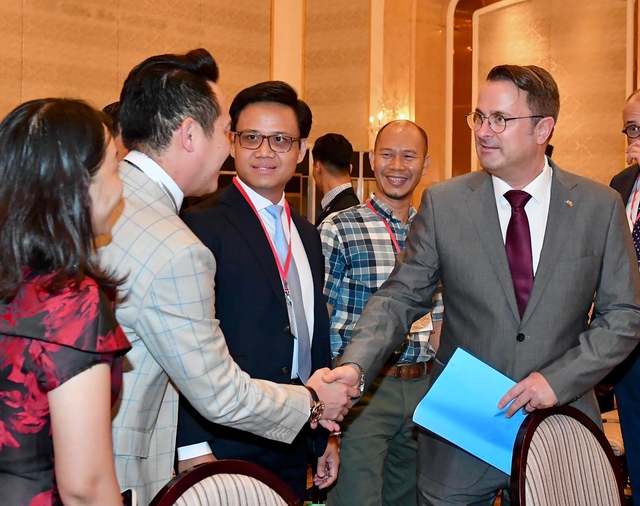 Ông Đặng Hồng Anh, Chủ tịch Hội Doanh nhân trẻ Việt Nam, đã trao đổi về tài chính xanh với Thủ tướng Luxembourg