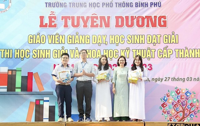 Nữ sinh lớp 12 tự ôn thi IELTS và đạt 8.0 ngay lần thi đầu - Ảnh 3.