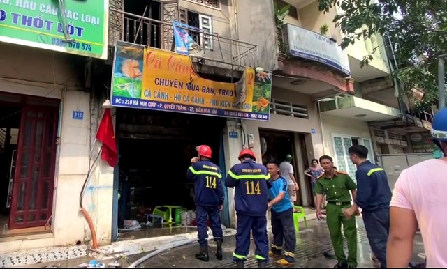 Nghi án nam thanh niên đổ xăng phóng hỏa quán cá cảnh vì mâu thuẫn tình án - Ảnh 1.