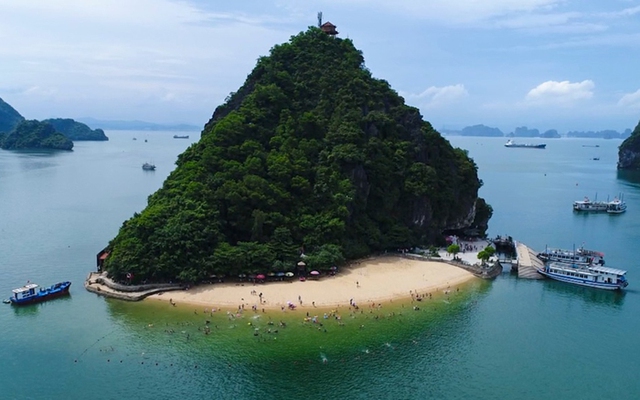 Quảng Ninh yêu cầu giải quyết nghịch lý du khách khó được tặm biển trên vịnh - Ảnh 2. Quảng Ninh yêu cầu giải quyết nghịch lý du khách khó được tặm biển trên vịnh - Ảnh 2.
