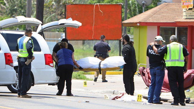 Xe SUV lao vào nhóm người tại trạm xe buýt ở Mỹ, 7 người chết - Ảnh 1.