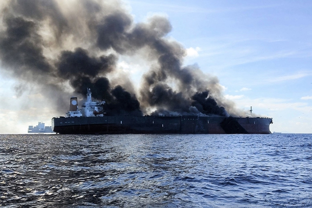 Hiểm họa 'tàu ma' chở dầu cháy tại Biển Đông - Ảnh 4.