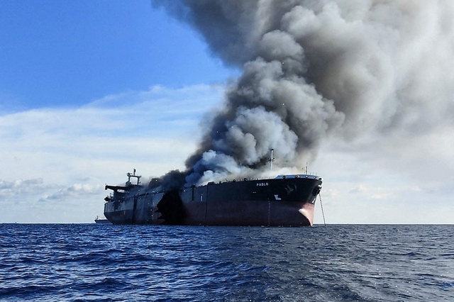 Hiểm họa 'tàu ma' chở dầu cháy tại Biển Đông - Ảnh 1.