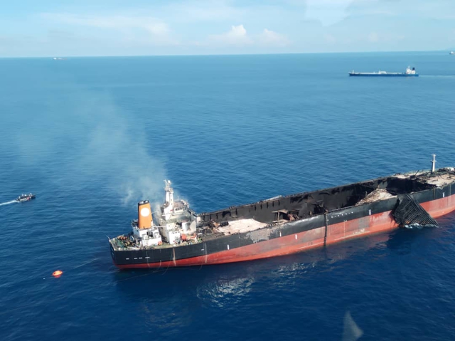 Hiểm họa 'tàu ma' chở dầu cháy tại Biển Đông - Ảnh 3.