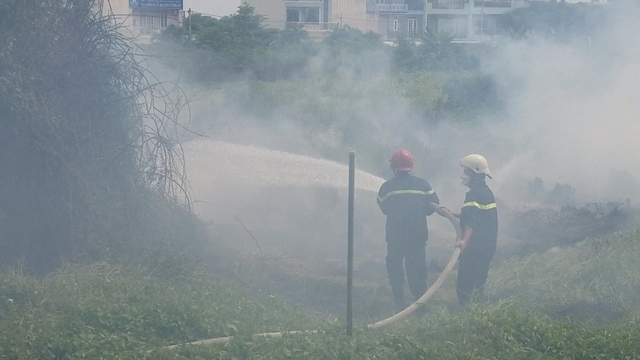 Cả khu dân cư chìm trong khói bụi do đốt rác cháy lan - Ảnh 3.