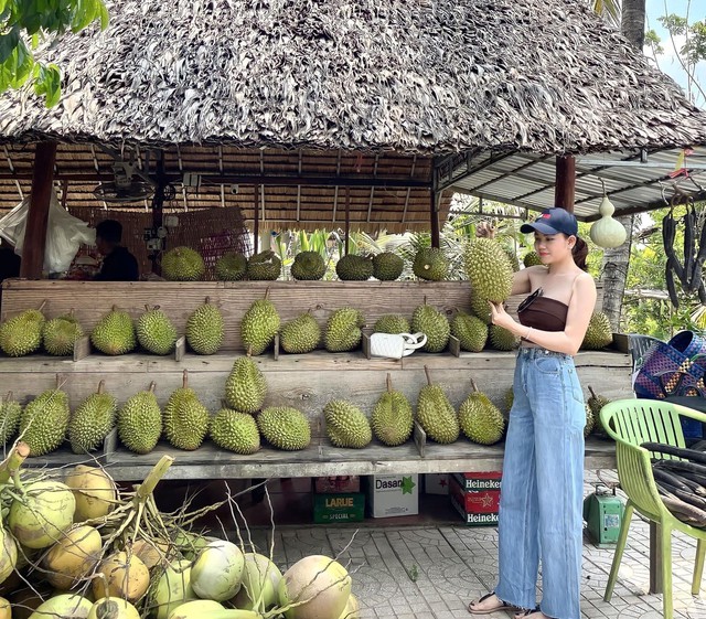 Nắng nóng như thiêu đốt, người trẻ miền Tây tìm đến vườn trái cây để “trốn”  - Ảnh 6.