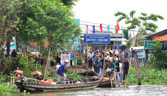 Nắng nóng như thiêu đốt, người trẻ miền Tây tìm đến vườn trái cây để “trốn”  - Ảnh 2.