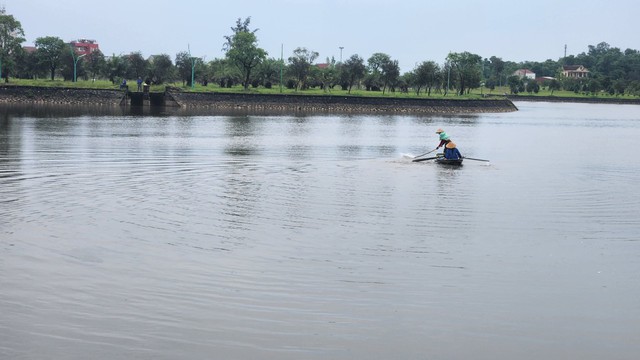 Nguyên nhân khiến cá chết nổi trắng hồ điều hòa lớn nhất ở TP.Hà Tĩnh - Ảnh 4.