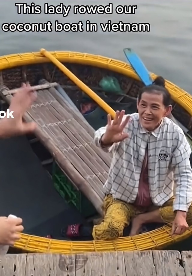 Cảnh quay phụ nữ Việt chèo thuyền thúng chở du khách bị chỉ trích dữ dội - Ảnh 2.