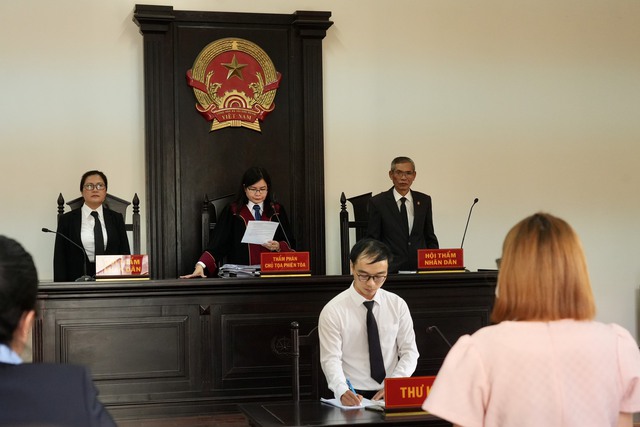 Tạm ngưng phiên xử tranh chấp giữa hậu Thùy Tiên và bà Đặng Thùy Trang - Ảnh 1.