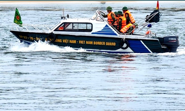 Quảng Bình: Giông lốc trên biển, 9 ngư dân bị sóng cuốn, 1 người mất tích - Ảnh 1.