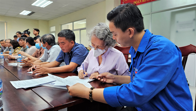 Người dân TP.Thủ Đức bắt đầu nhận tiền bồi thường ở dự án Vành đai 3 TP.HCM - Ảnh 1. Người dân TP.Thủ Đức bắt đầu nhận tiền bồi thường ở dự án Vành đai 3 TP.HCM - Ảnh 1.