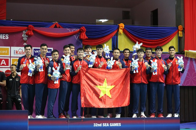SEA Games 32: Thắng thuyết phục Thái Lan, team bóng chuyền phái nam nước Việt Nam đoạt HCĐ - Hình ảnh 1.