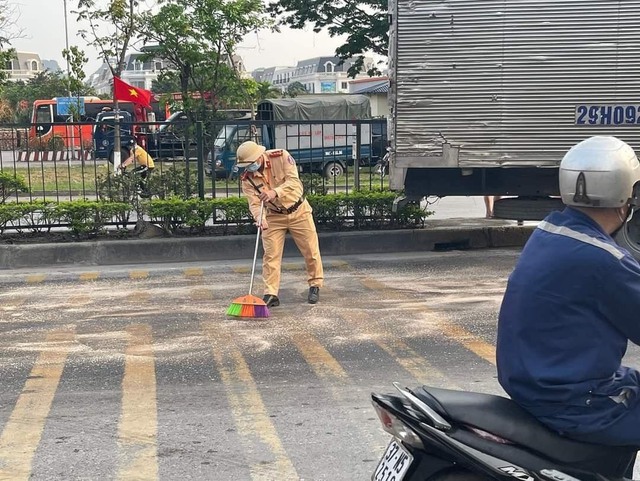 Quảng Ninh: Dân mạng thả 'mưa tim' cho CSGT điều xe chở cát xử lý dầu loang  - Ảnh 1.