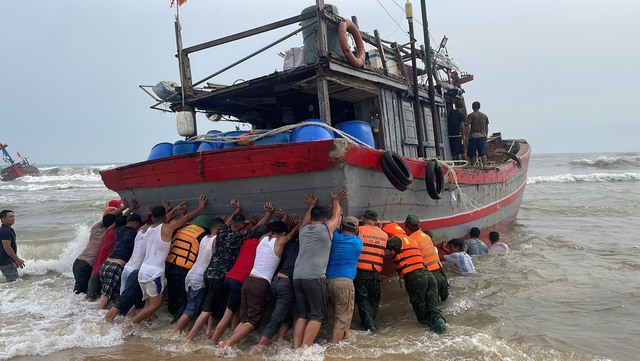 Thừa Thiên – Huế: 2 tàu cá của ngư dân vùng bị trôi dạt, chìm do lốc - Ảnh 1.