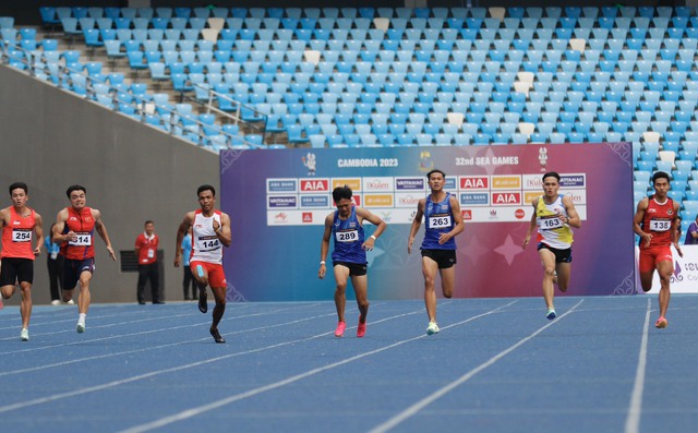 Kỷ lục gia điền kinh SEA Games nội dung 200 m bị té ngã và bỏ cuộc - Ảnh 1.