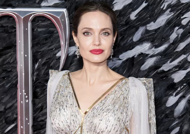 Angelina Jolie remembers her mother who died of cancer, urges women to 'take care of themselves' - Photo 2.
