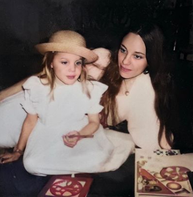 Angelina Jolie remembers her mother who passed away from cancer, calling on women to 'take care of themselves' - Photo 1.