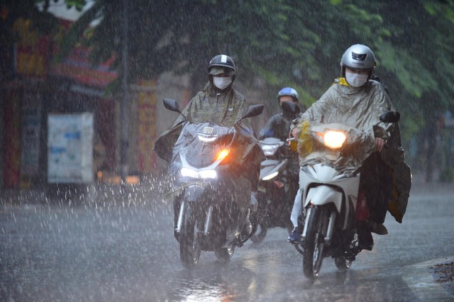 Cảnh báo mưa, giông lốc giờ tan tầm ở nội thành Hà Nội - Ảnh 1.