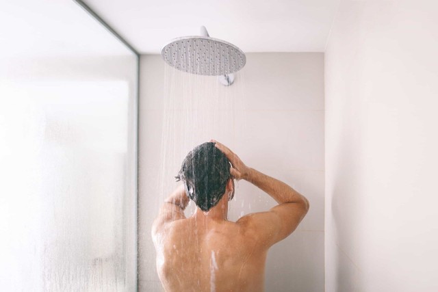 Sai lầm khi tắm có thể làm sức khỏe tệ đi - Ảnh 1.