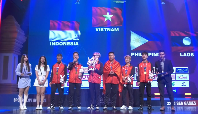 Các tuyển thủ của Đột Kích Việt Nam giành HCV đầu tiên cho eSport nước nhà tại SEA Games 32
