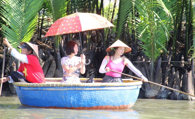 Cảnh quay phụ nữ Việt chèo thuyền thúng chở du khách gây tranh cãi dữ dội - Ảnh 3.