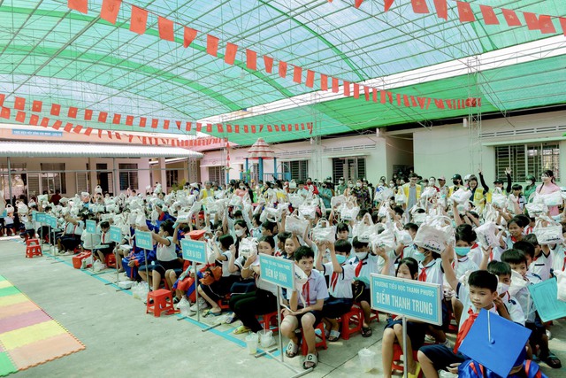 CapitaLand Development hỗ trợ dụng cụ học tập cho 1.400 học sinh 4 trường tại Việt Nam - Ảnh 1.