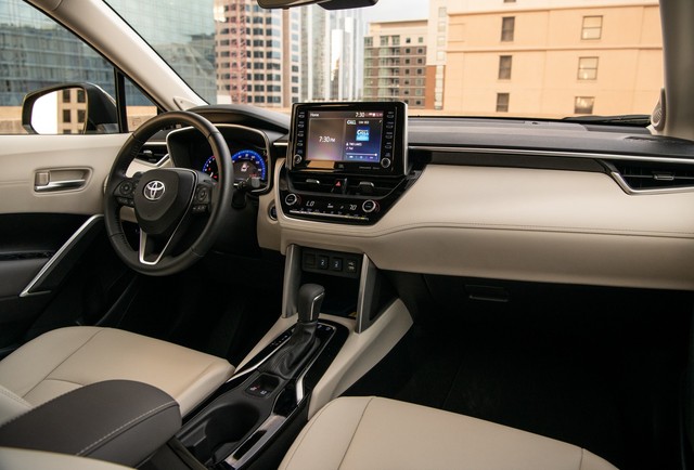 Corolla Cross bị lỗi, Toyota khuyến cáo khách hàng không ngồi ở ghế phụ phía trước - Ảnh 2.