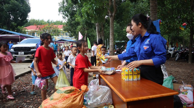 Bình Phước: Ra quân Chiến dịch Thanh niên tình nguyện hè - Ảnh 7.