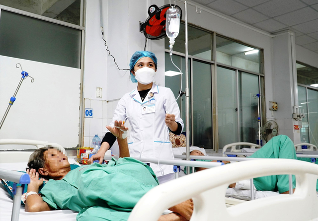 Nhiều bệnh viện ở Quảng Nam \\\'lao đao\\\' vì thiếu thuốc, vật tư y tế - Ảnh 2.