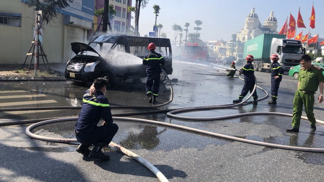  Hải Phòng: Xe khách Limosine bốc cháy, lái xe và 9 hành khách may mắn thoát nạn - Ảnh 1.