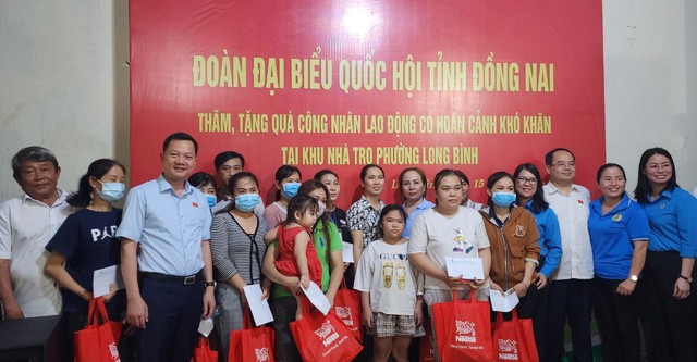 Nestlé Việt Nam tặng hàng nghìn phần quà hỗ trợ công nhân có hoàn cảnh khó khăn - Ảnh 1.