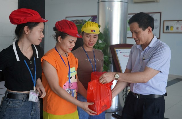 Nestlé Việt Nam tặng hàng nghìn phần quà hỗ trợ công nhân có hoàn cảnh khó khăn - Ảnh 2.