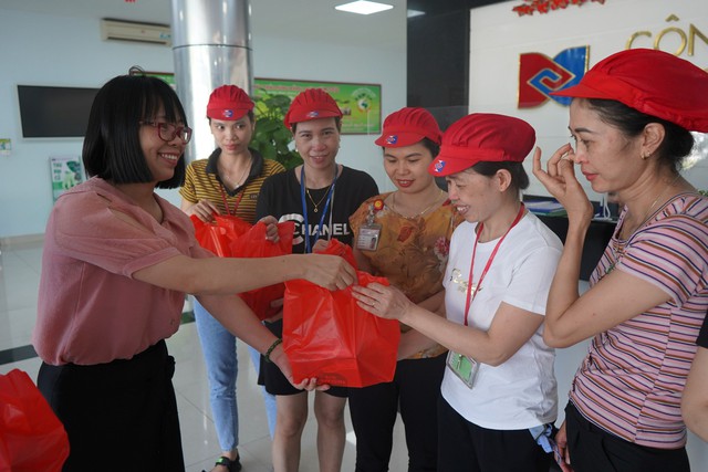 Nestlé Việt Nam tặng hàng nghìn phần quà hỗ trợ công nhân có hoàn cảnh khó khăn - Ảnh 3.