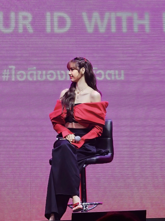 Lisa BackPink khoe vai trần với áo croptop nơ của nhà mốt Việt - Ảnh 6.