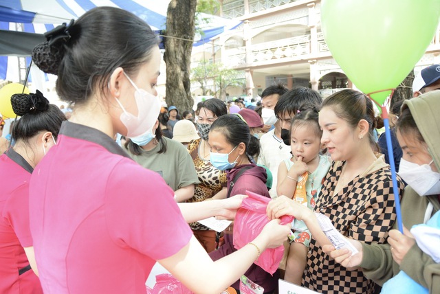 Bệnh viện tặng hàng ngàn phần quà cho bệnh nhi Ngày Quốc tế thiếu nhi - Ảnh 7.