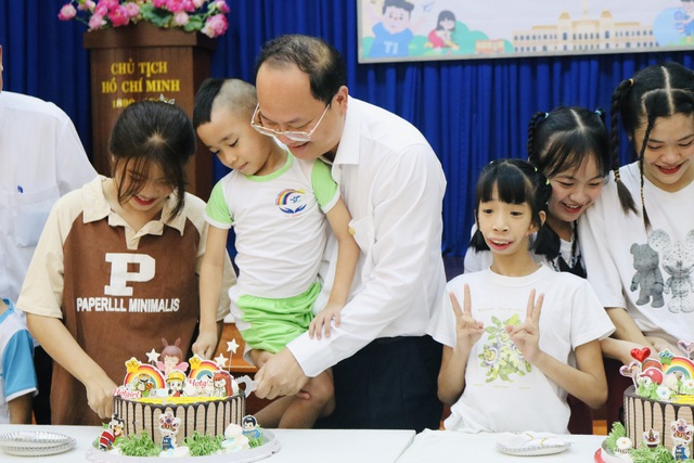 Lãnh đạo TP.HCM thăm, tặng quà trẻ em trong cơ sở bảo trợ xã hội - Ảnh 1.