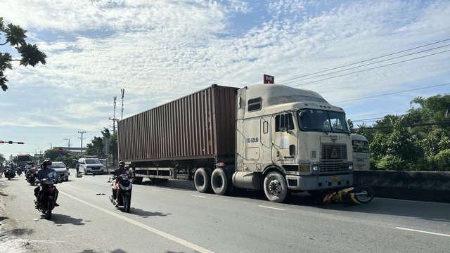 Tai nạn Tiền Giang: Va chạm giữa xe đầu kéo và xe máy, 1 người tử vong - Ảnh 1.