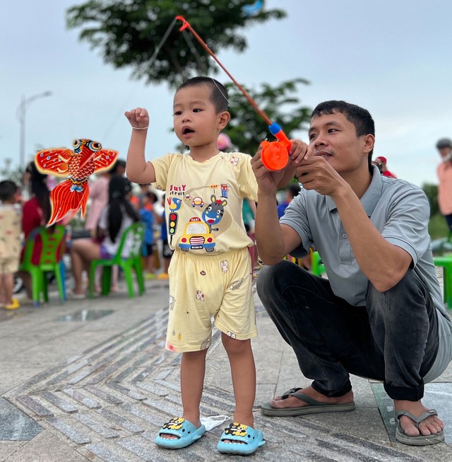 'Đại gia' diều khổng lồ tặng hàng ngàn con diều cho trẻ em dịp 1.6  - Ảnh 3.