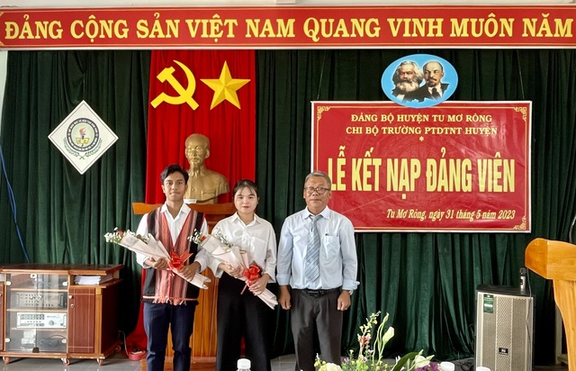 Kon Tum: 2 học sinh huyện miền núi được kết nạp Đảng - Ảnh 1.